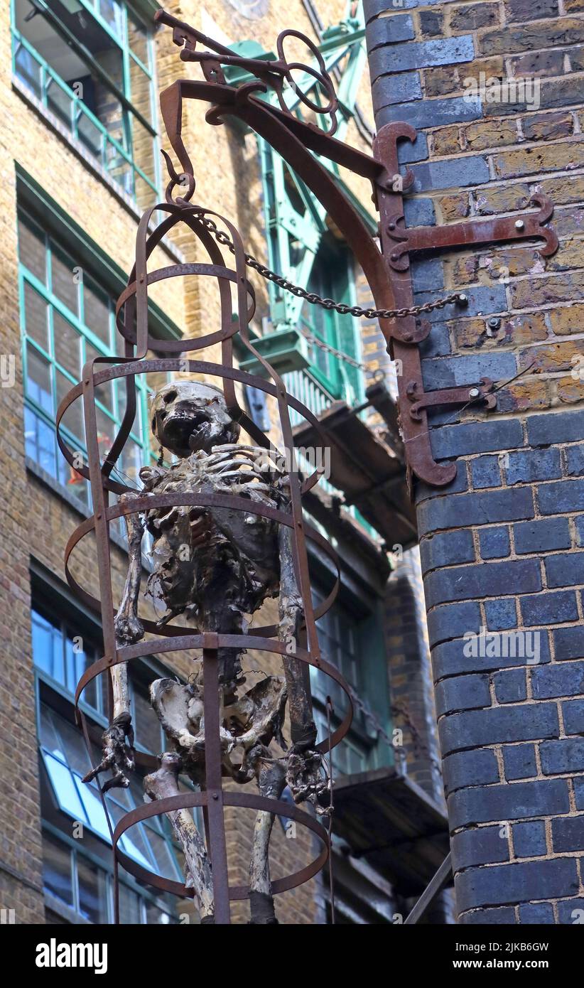 Gibbet, con esqueleto colgando sobre la calle, como exposición pública, London clink, 1 Clink Street London, Inglaterra, Reino Unido, SE1 9DG Foto de stock
