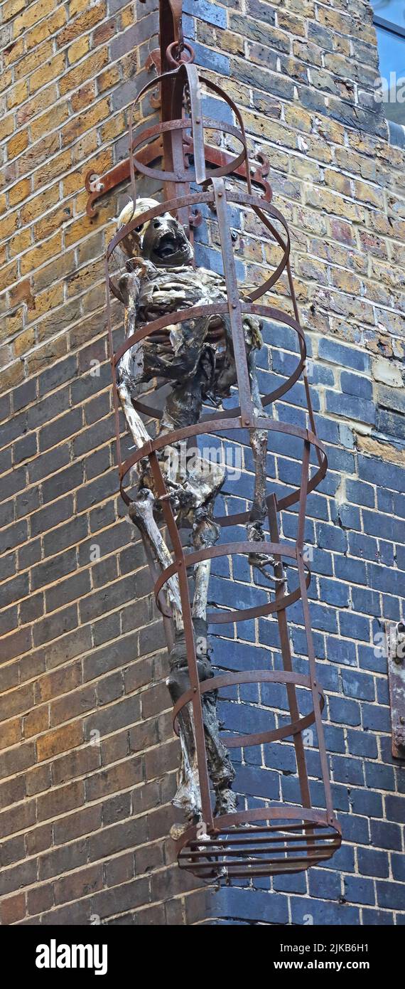 Gibbet, con esqueleto colgando sobre la calle, como exposición pública, London clink, 1 Clink Street London, Inglaterra, Reino Unido, SE1 9DG Foto de stock