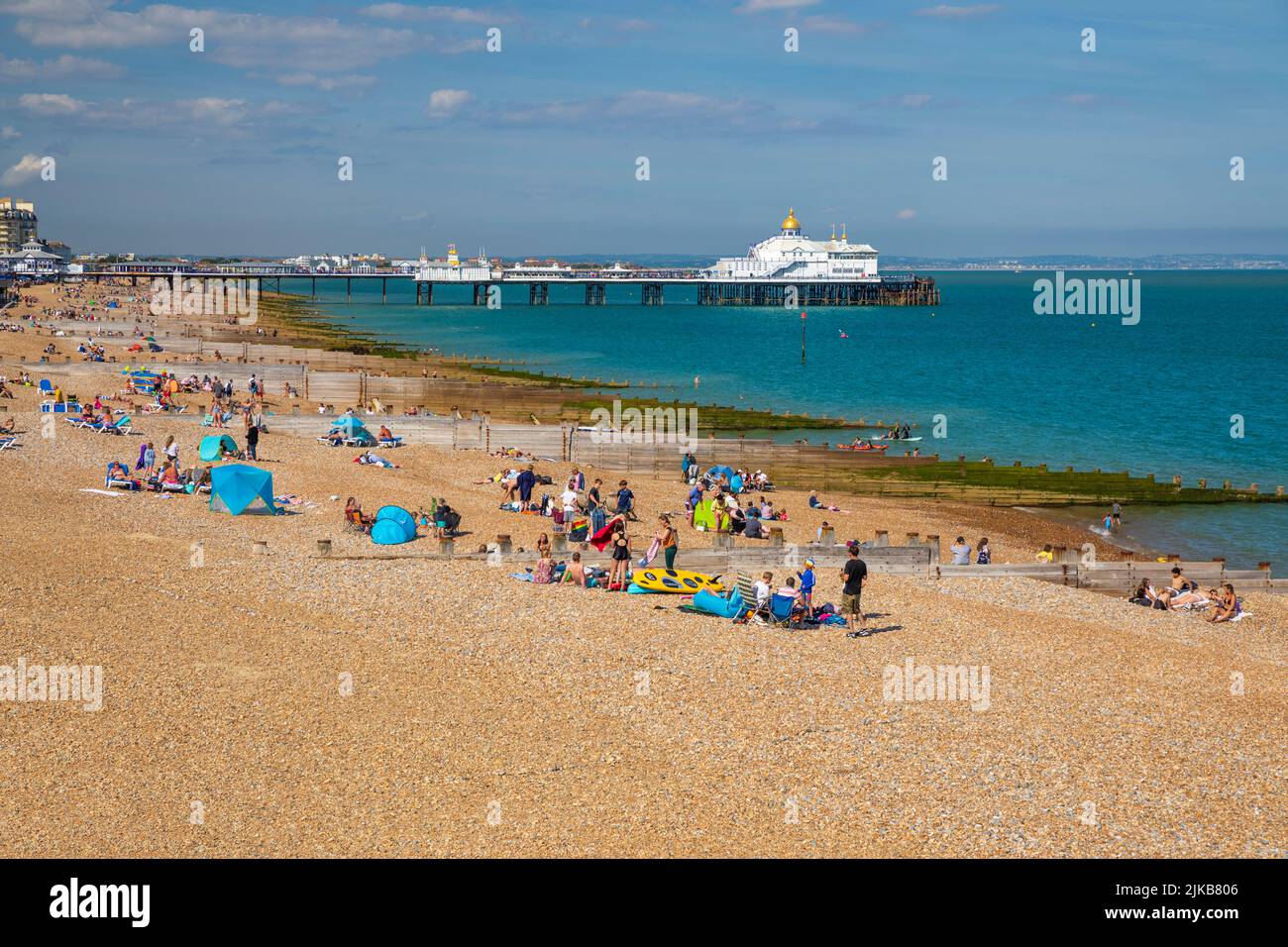Vista sobre la playa de guijarros a Eastbourne Pier, Eastbourne, East Sussex, England, Reino Unido, Europa Foto de stock