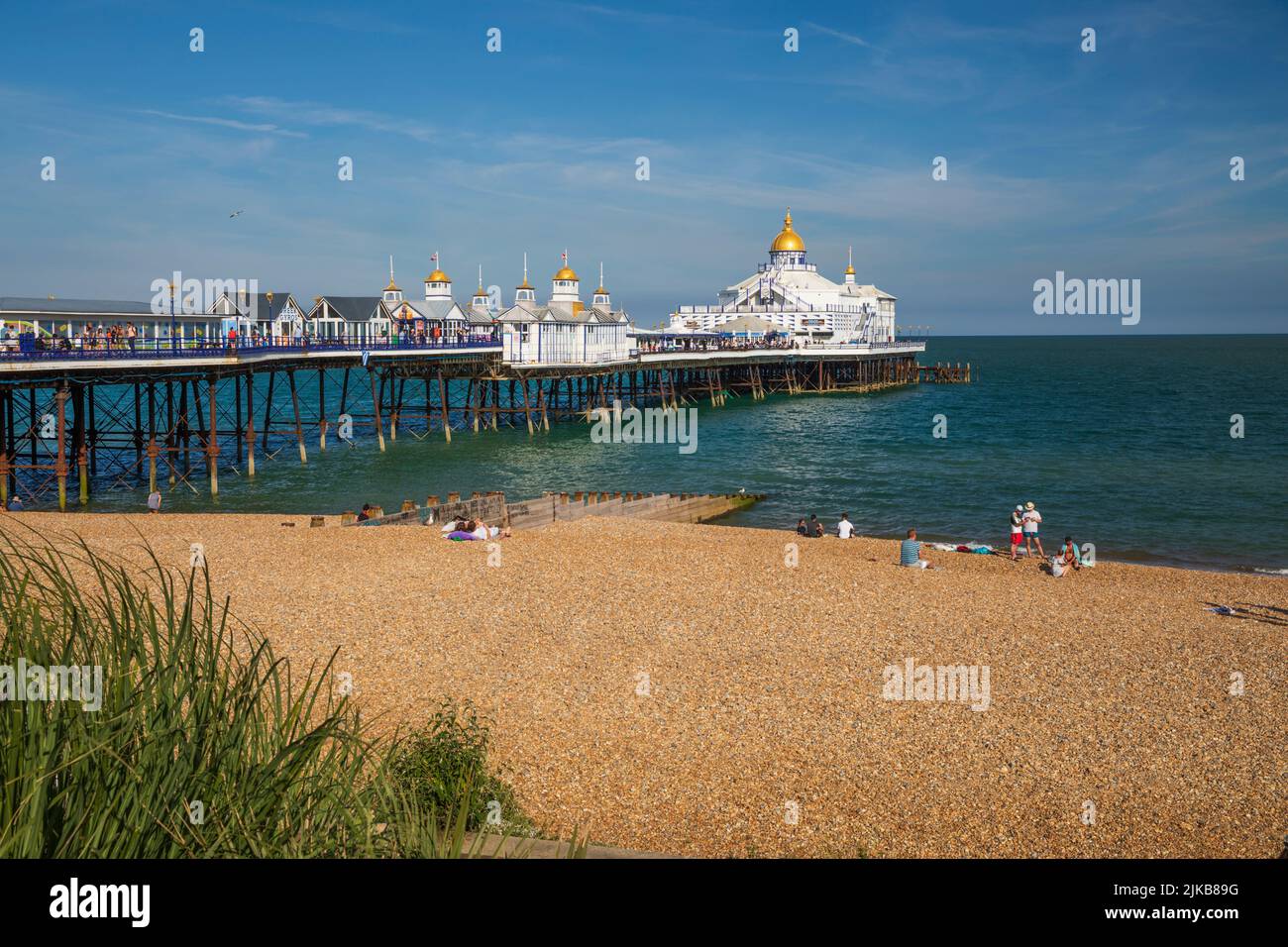 Vista sobre la playa de guijarros a Eastbourne Pier, Eastbourne, East Sussex, England, Reino Unido, Europa Foto de stock