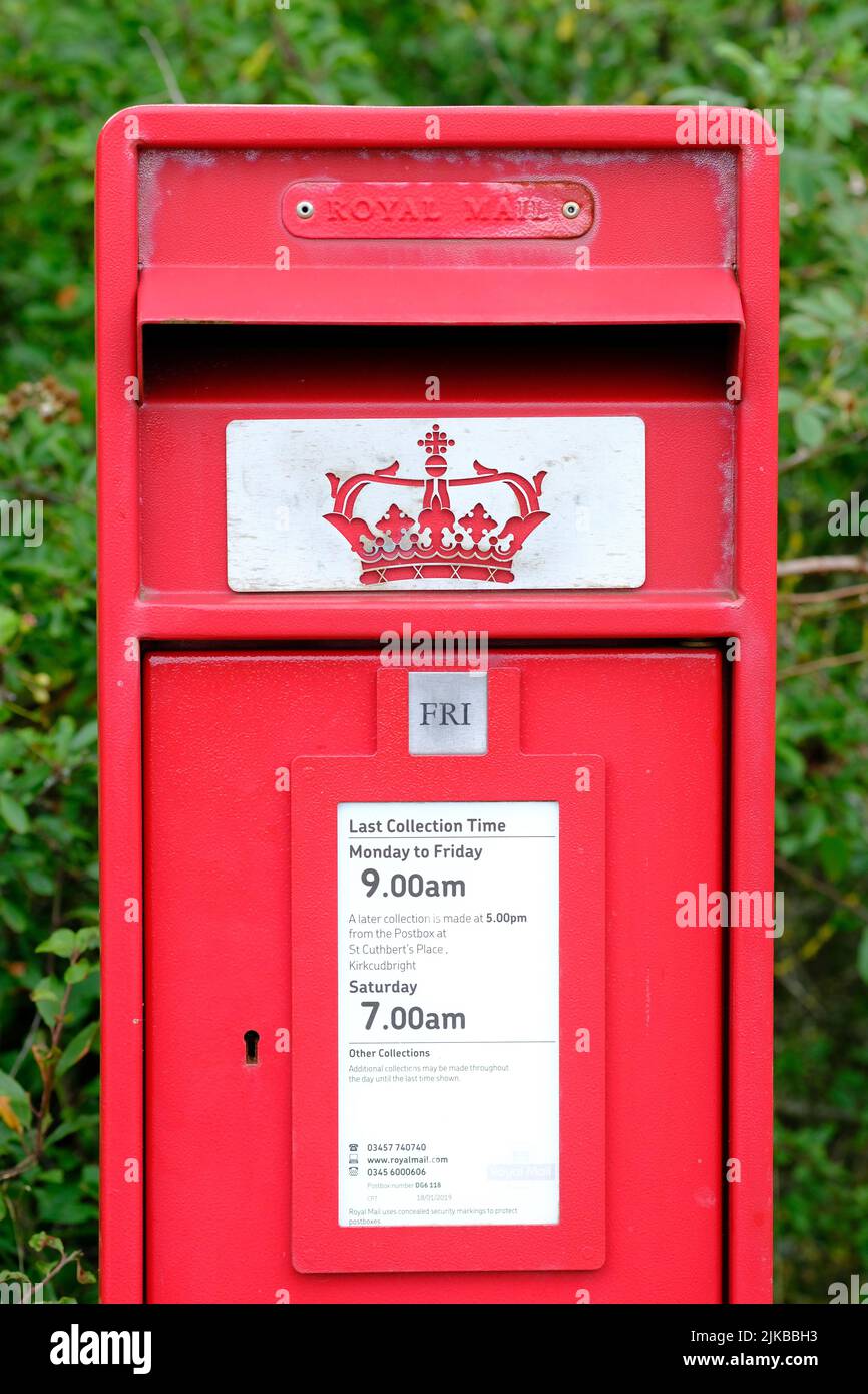 Buzón de correo real en Escocia Reino Unido con la corona de Escocia Foto de stock