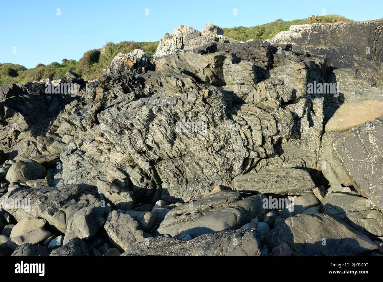Carrick Shore a lo largo de Fleet Bay cerca de Gatehouse of Fleet en Dumfries y Galloway Escocia - formaciones rocosas con liquen en verano de 2022 Foto de stock