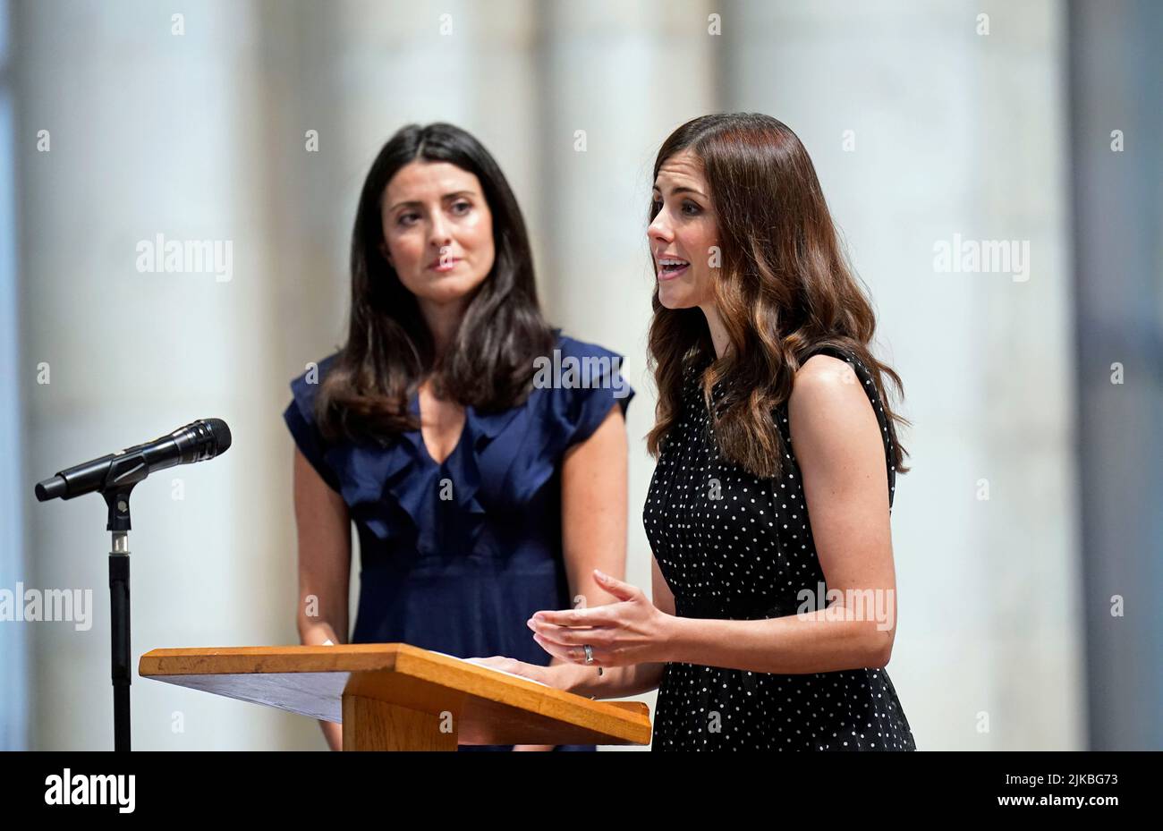 Las presentadoras de BBC Look North Amy Garcia (izquierda) y Keeley Donovan hablan en un servicio de acción de gracias para el presentador de BBC Harry Gration en York Minster. Fecha de la foto: Lunes 1 de agosto de 2022. Foto de stock