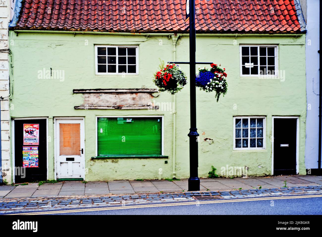 Cerrado Barbers tienda y casa de campo, calle alta, Yarm en Tees, East Riding Yorkshire, Inglaterra Foto de stock