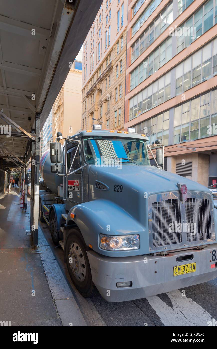 Sydney Junio 2022: Camiones Mezcladores de Concreto estacionados fuera de la Estación de Metro Pitt y Castlereagh Street en construcción en la ciudad de Sydney, Australia Foto de stock