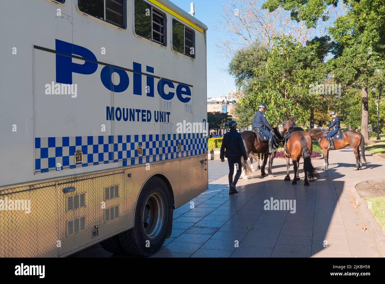 8th de junio de 2022, Sydney, Australia: Nueva Gales del Sur, Unidad Montada por la Policía en Hyde Park, preparándose para asistir a una manifestación de protesta del Sindicato del Sector Público Foto de stock