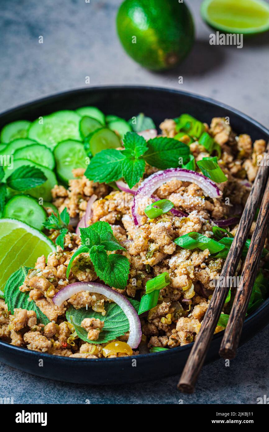 Ensalada de pollo tailandés con ensalada de larb gai con cebolla