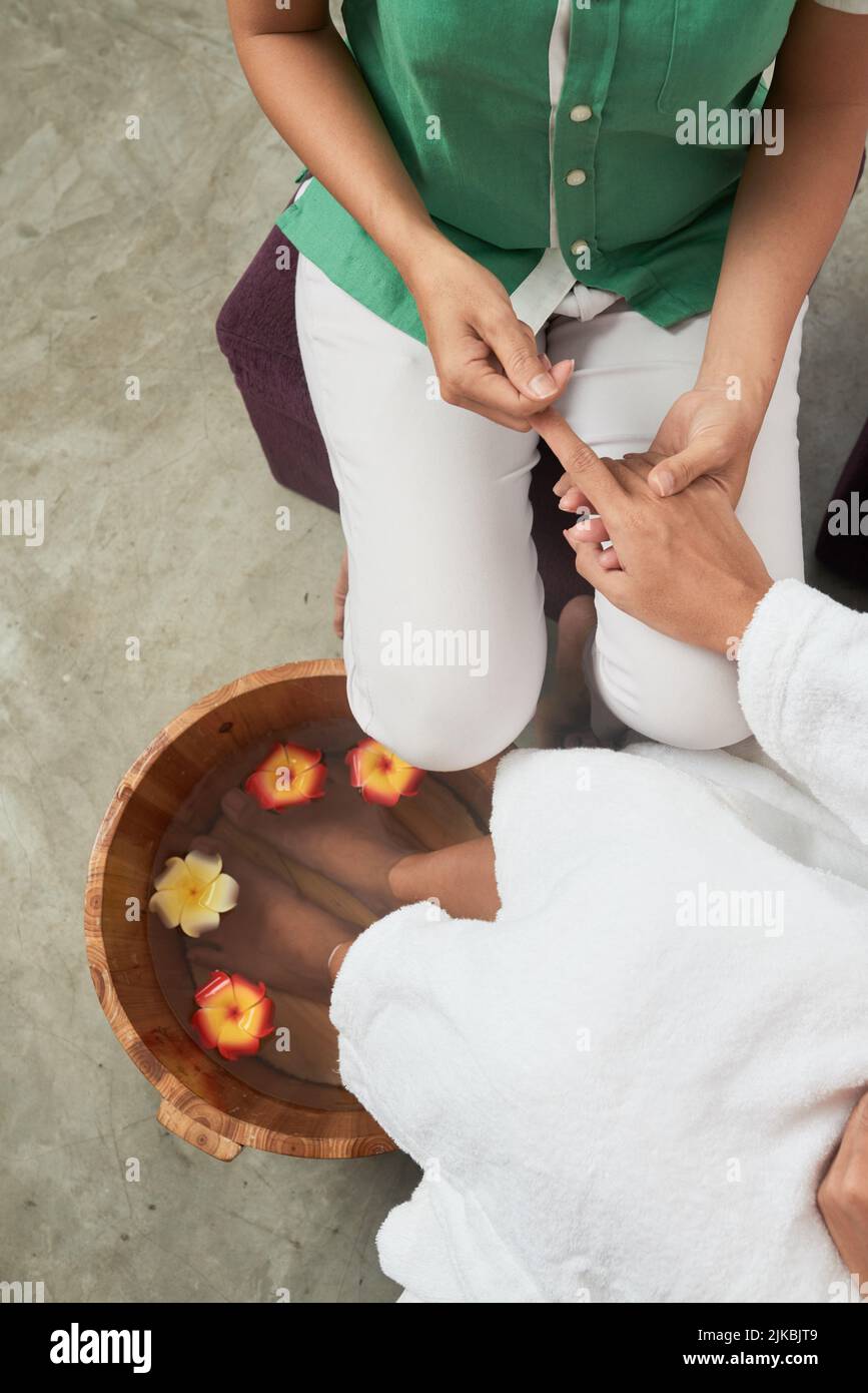 Mujer que tiene un procedimiento de spa para pies y manos, vista arriba Fotografía de stock - Alamy