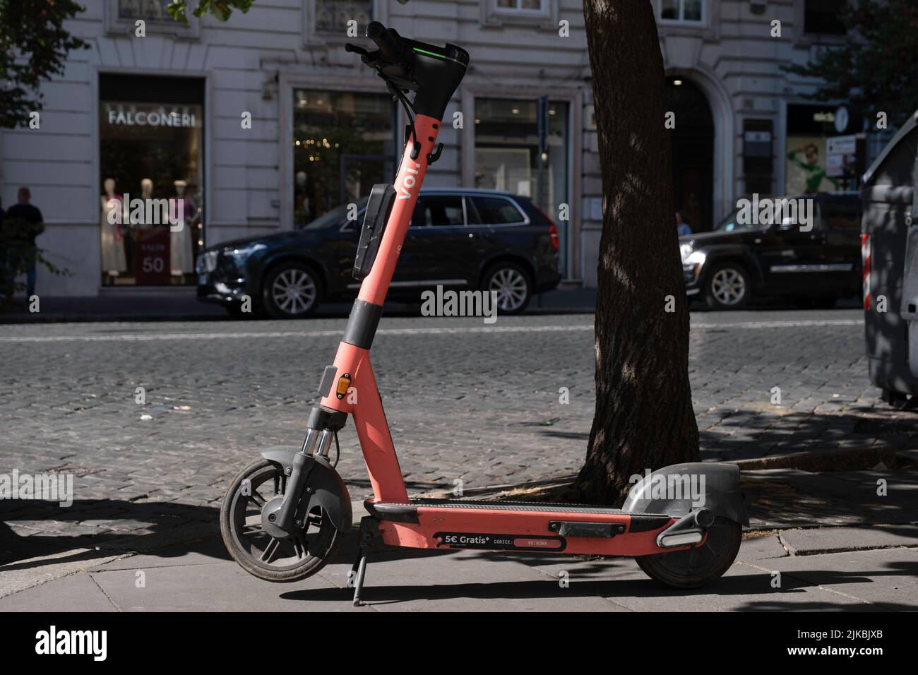 E-scooters o e-step de la empresa VOI de alquiler están esperando a los  clientes en una calle comercial en Roma. Es un medio de transporte popular  allí Fotografía de stock - Alamy
