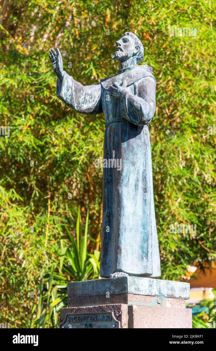Estatua de bronce de San Francisco en el Jardín Municipal de Funchal, Madeira, Portugal Foto de stock