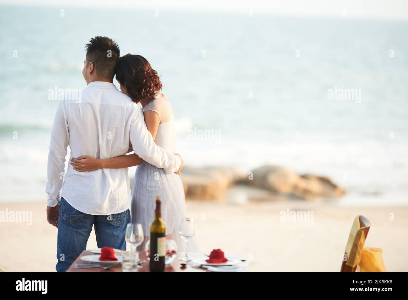 Una pareja joven cenando romántica en la playa Foto de stock