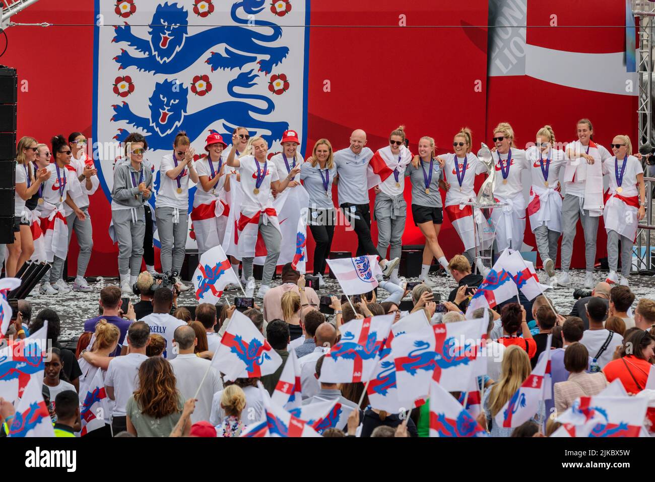 Trafalgar Square, Londres, Reino Unido. 1st de agosto de 2022. 7.000 aficionados al fútbol se reúnen en Trafalgar Square para celebrar una fiesta de fans con los Leones de Inglaterra para celebrar su histórica victoria de 2-1 sobre Alemania en la Eurofinal de la UEFA Womley en el estadio de Wembley. El equipo de fútbol ganador de Englands Womens, junto con su manager, Sarina Wiegman, celebran en el escenario con el trofeo DE LA EURO 2022. Noticias vivas de Amanda Rose/Alamy Foto de stock