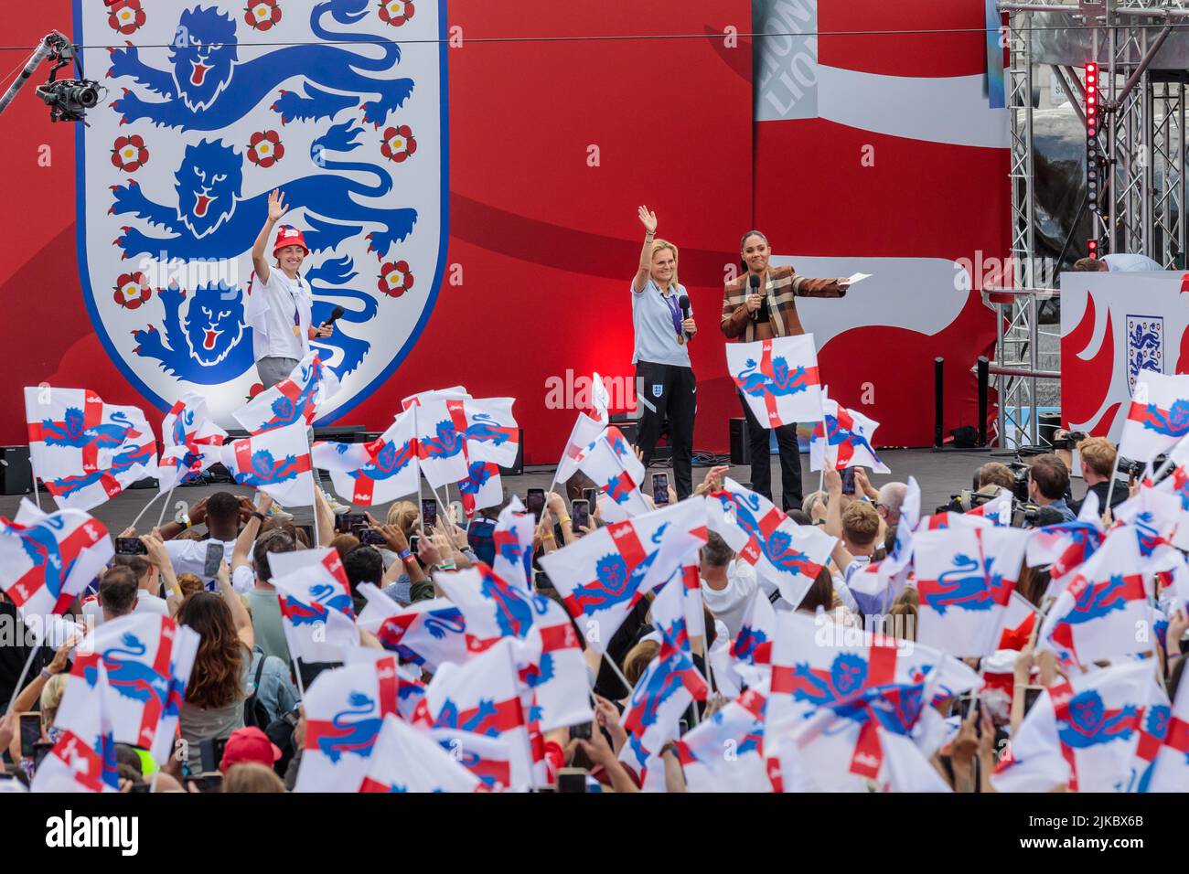 Trafalgar Square, Londres, Reino Unido. 1st de agosto de 2022. 7.000 aficionados al fútbol se reúnen en Trafalgar Square para celebrar una fiesta de fans con los Leones de Inglaterra para celebrar su histórica victoria de 2-1 sobre Alemania en la Eurofinal de la UEFA Womley en el estadio de Wembley. El equipo de fútbol ganador de Englands Womens, junto con su manager, Sarina Wiegman, celebran en el escenario con el trofeo DE LA EURO 2022. Noticias vivas de Amanda Rose/Alamy Foto de stock