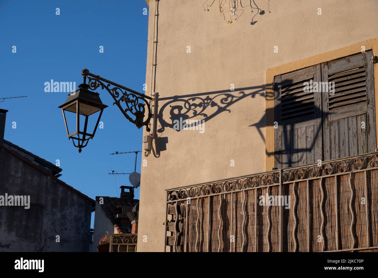 Arles, Francia. Antigua lámpara de hierro forjado Foto de stock