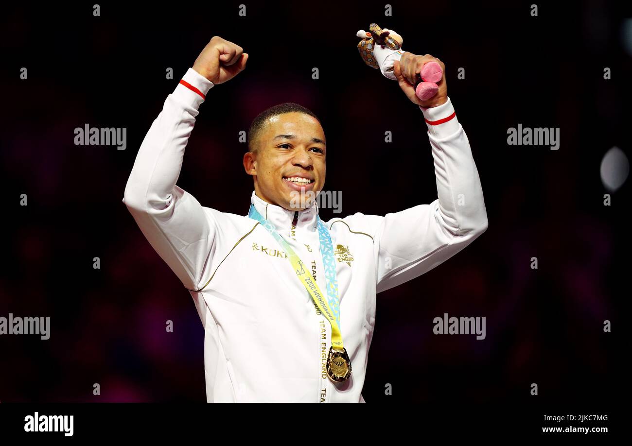 El británico Joe Fraser recibe su medalla de oro para la final