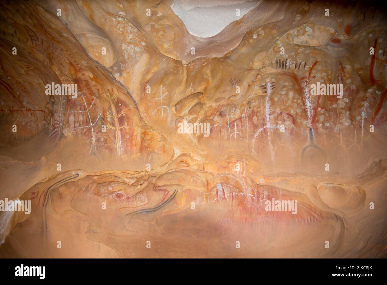 Pinturas prehistóricas en cuevas de Arkaroo Rock - Australia del Sur Foto de stock