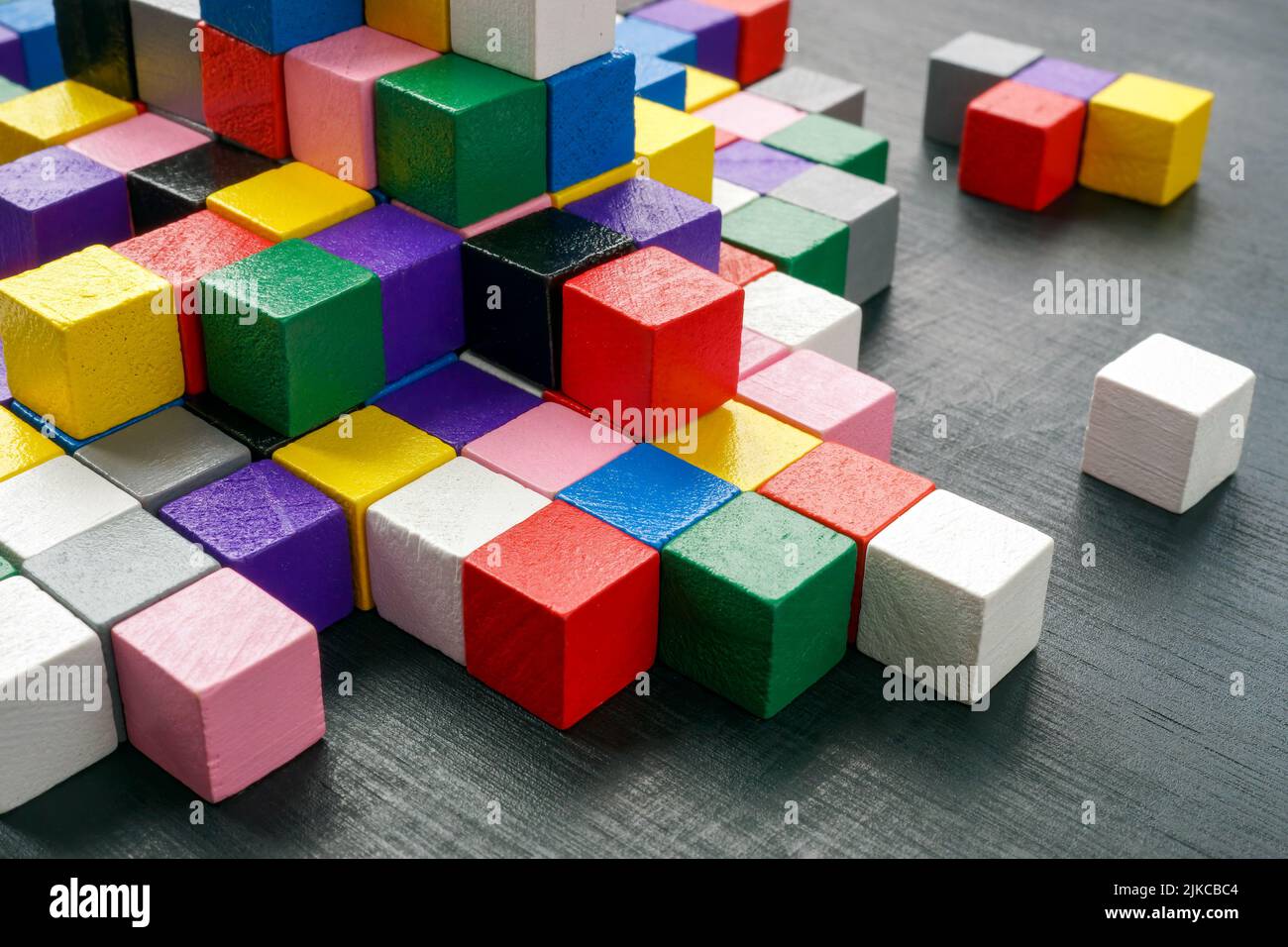 Bloques coloridos como símbolo abstracto de estructura compleja, interacción y diversidad. Foto de stock