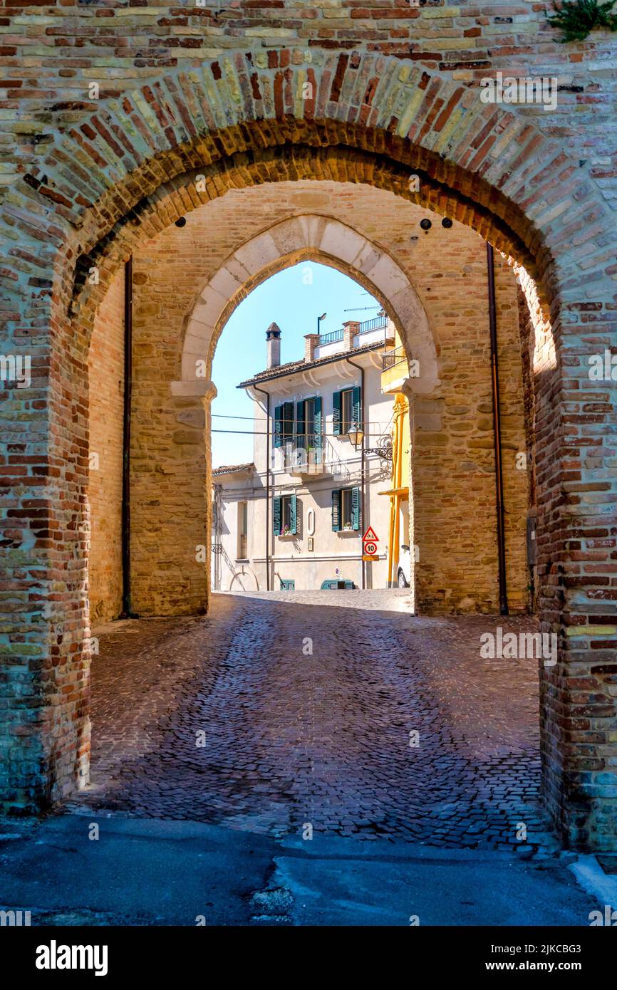 Porta da Capo (también conocida como Porta di Santa Croce), Penne, Italia Foto de stock