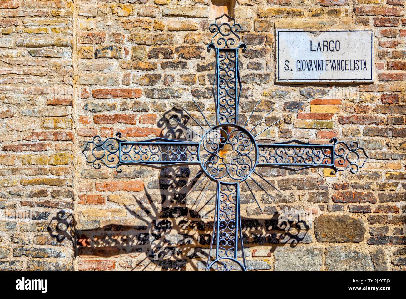 Cruce delante de la Colegiata de San Giovanni Evangelista, Penne, Italia Foto de stock