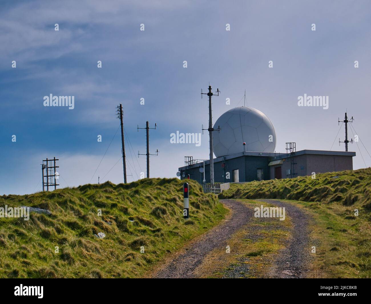 Edificios e infraestructura en la estación de radar y comunicaciones NATS en Fitful Head, en el sur de Shetland, Reino Unido. Foto de stock