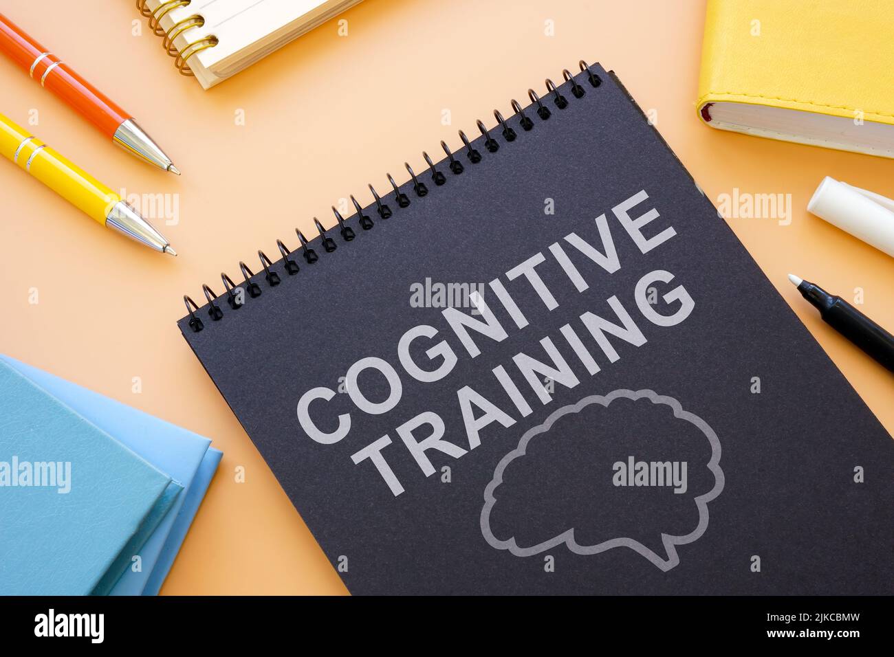 Abrir bloc de notas con palabras entrenamiento cognitivo y cerebro. Foto de stock