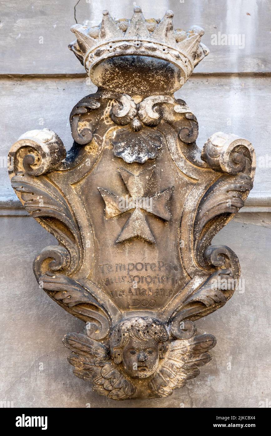 Escudo de armas de la Orden de los Caballeros Hospitalarios en el monasterio de San Giovanni Battista, Penne, Italia Foto de stock
