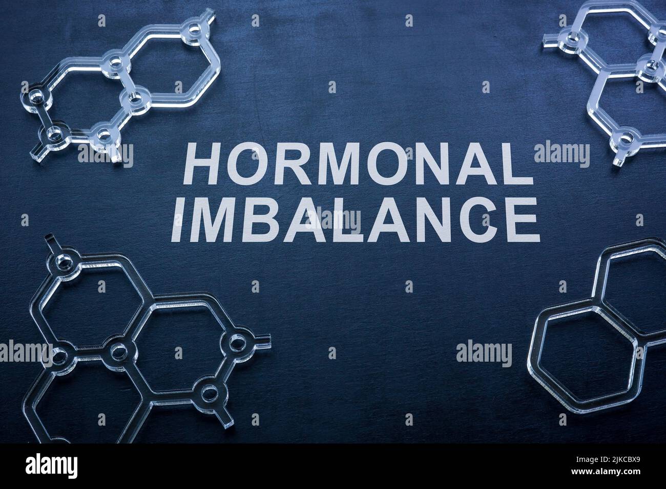 Desequilibrio hormonal en la pizarra y modelos químicos Fotografía de ...