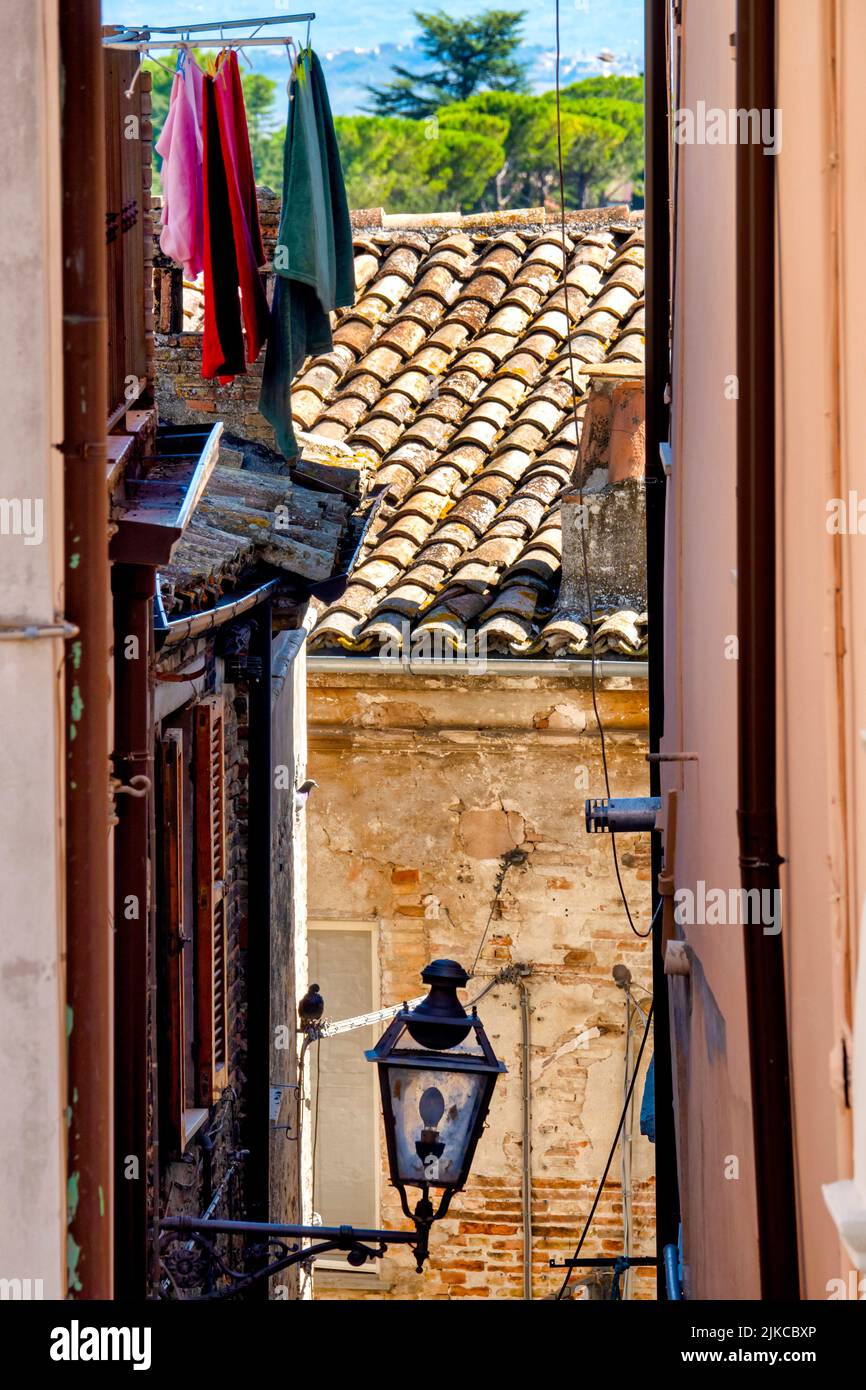 Pequeño callejón en Penne, Italia Foto de stock