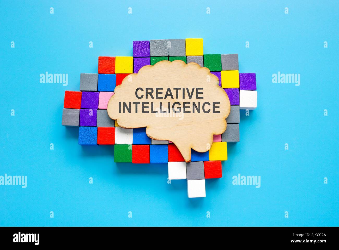 Concepto de inteligencia creativa. Cerebro de madera y cubos de colores. Foto de stock