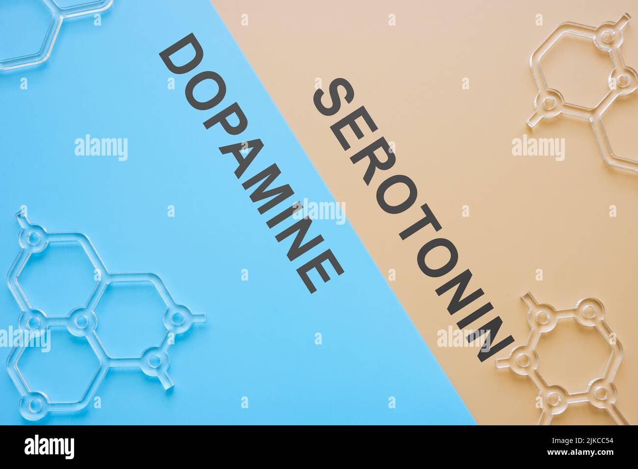 Hormonas dopamina y serotonina y modelos químicos. Foto de stock