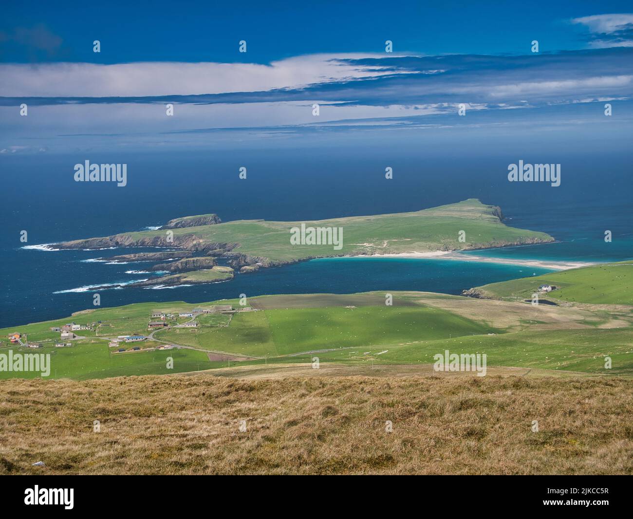 Vista aérea de la isla de St Ninian en la costa oeste de Mainland, Shetland, Reino Unido. Tomado del barrio de Scousburgh en un día claro y soleado. Foto de stock