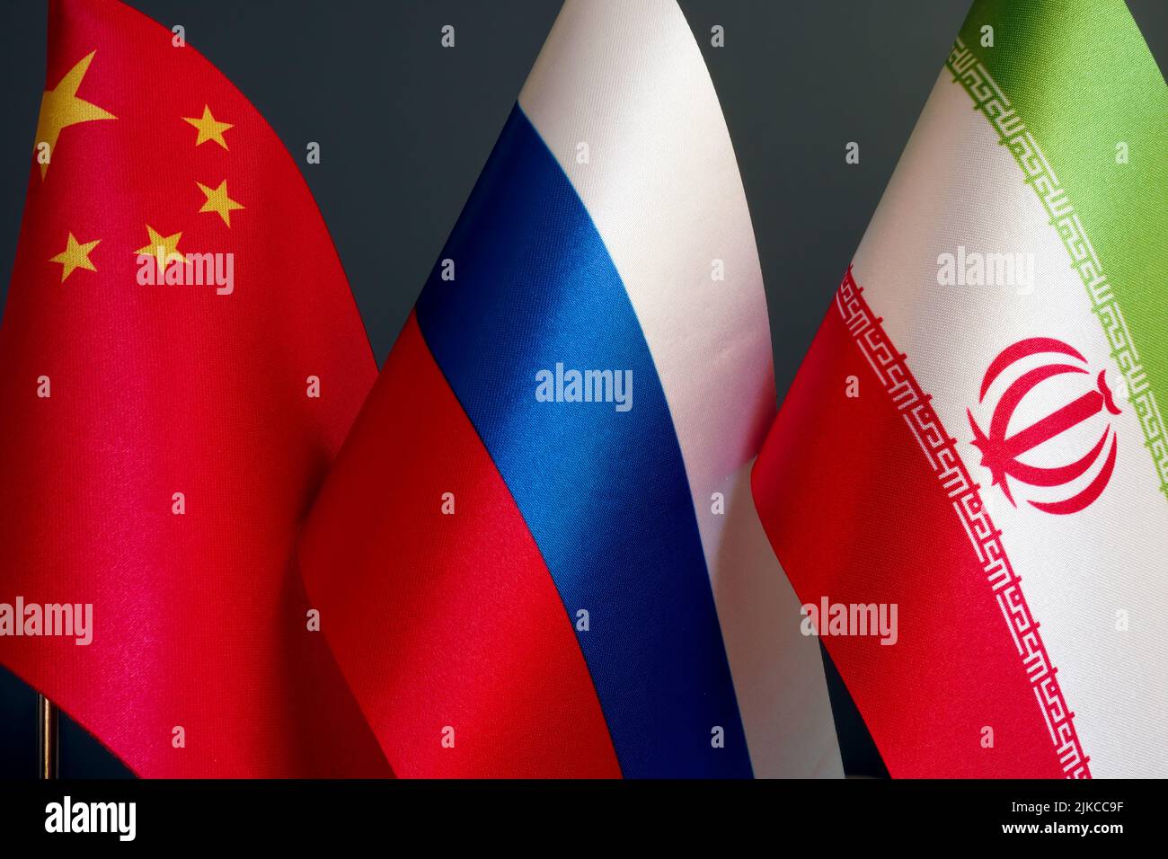 Pequeñas banderas de China, Rusia e Irán. Foto de stock