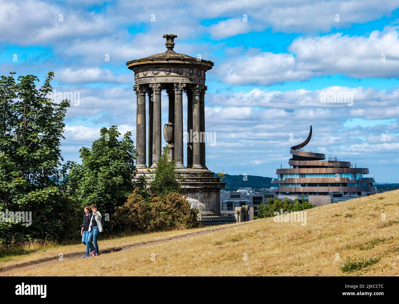 Vista desde Calton Hill y el Monumento Dugald Stewart sobre el horizonte de la ciudad, Edimburgo, Escocia, Reino Unido Foto de stock