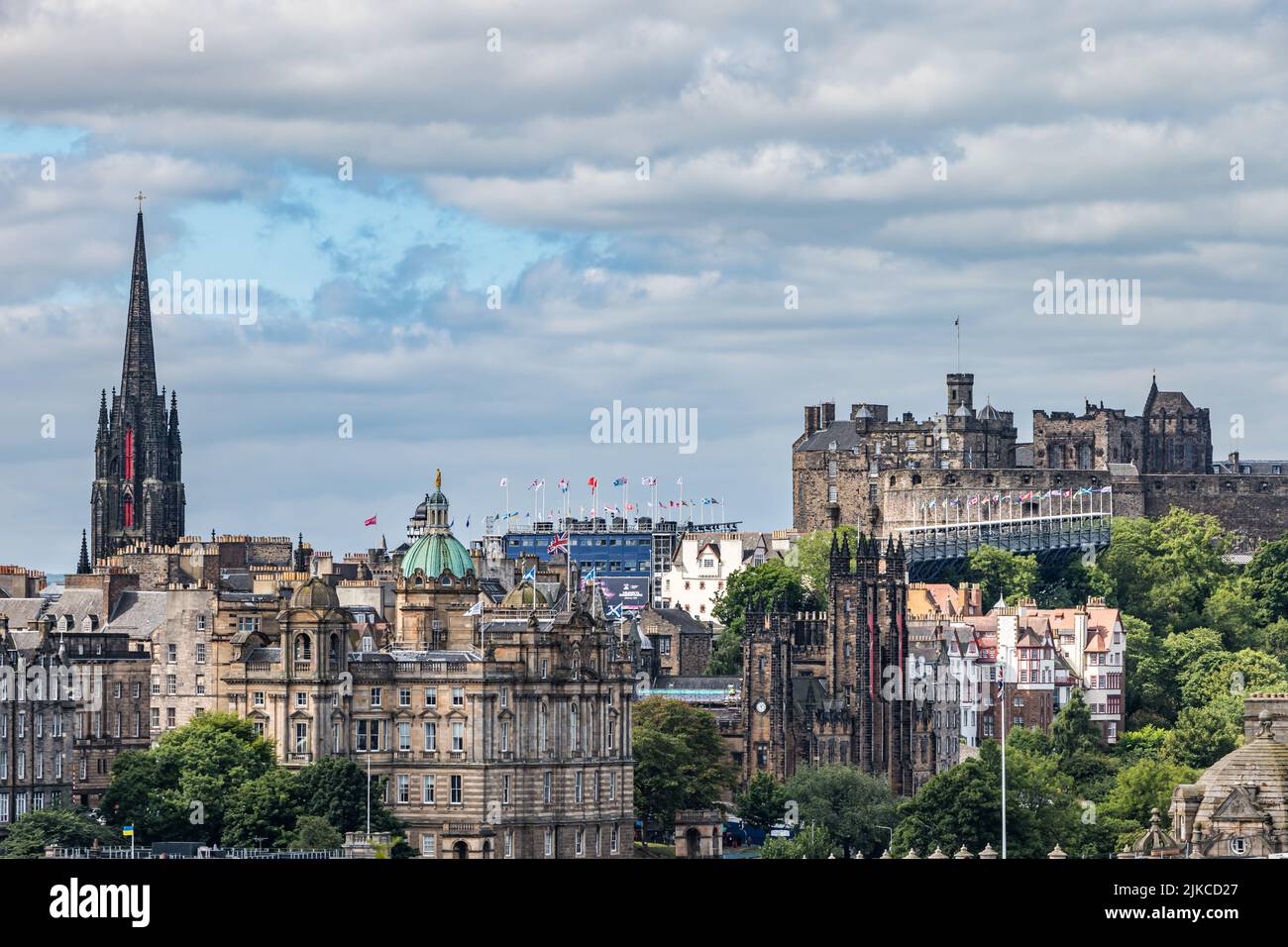 Vista desde Calton Hill sobre el horizonte de la ciudad con el Castillo de Edimburgo listo para el Tattoo militar en agosto, Escocia, Reino Unido Foto de stock