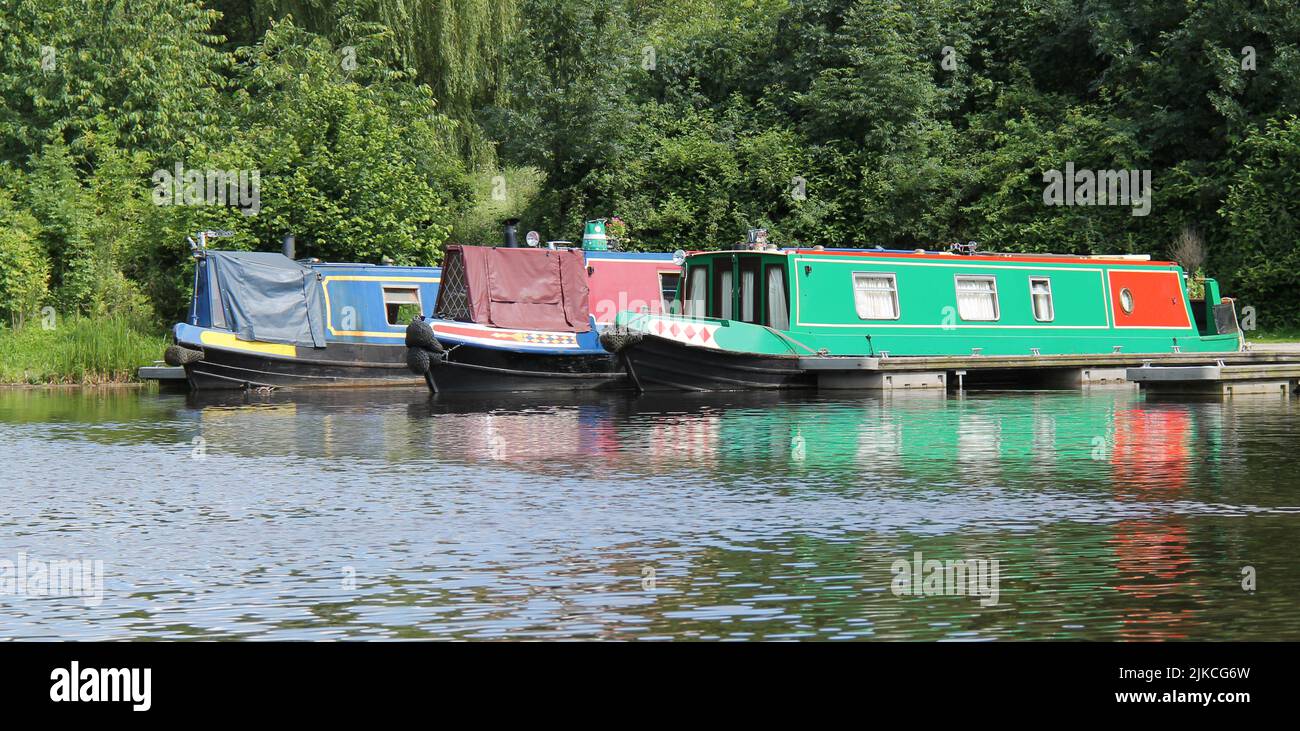 Tres barcos angostos en un punto de amarre del Canal. Foto de stock