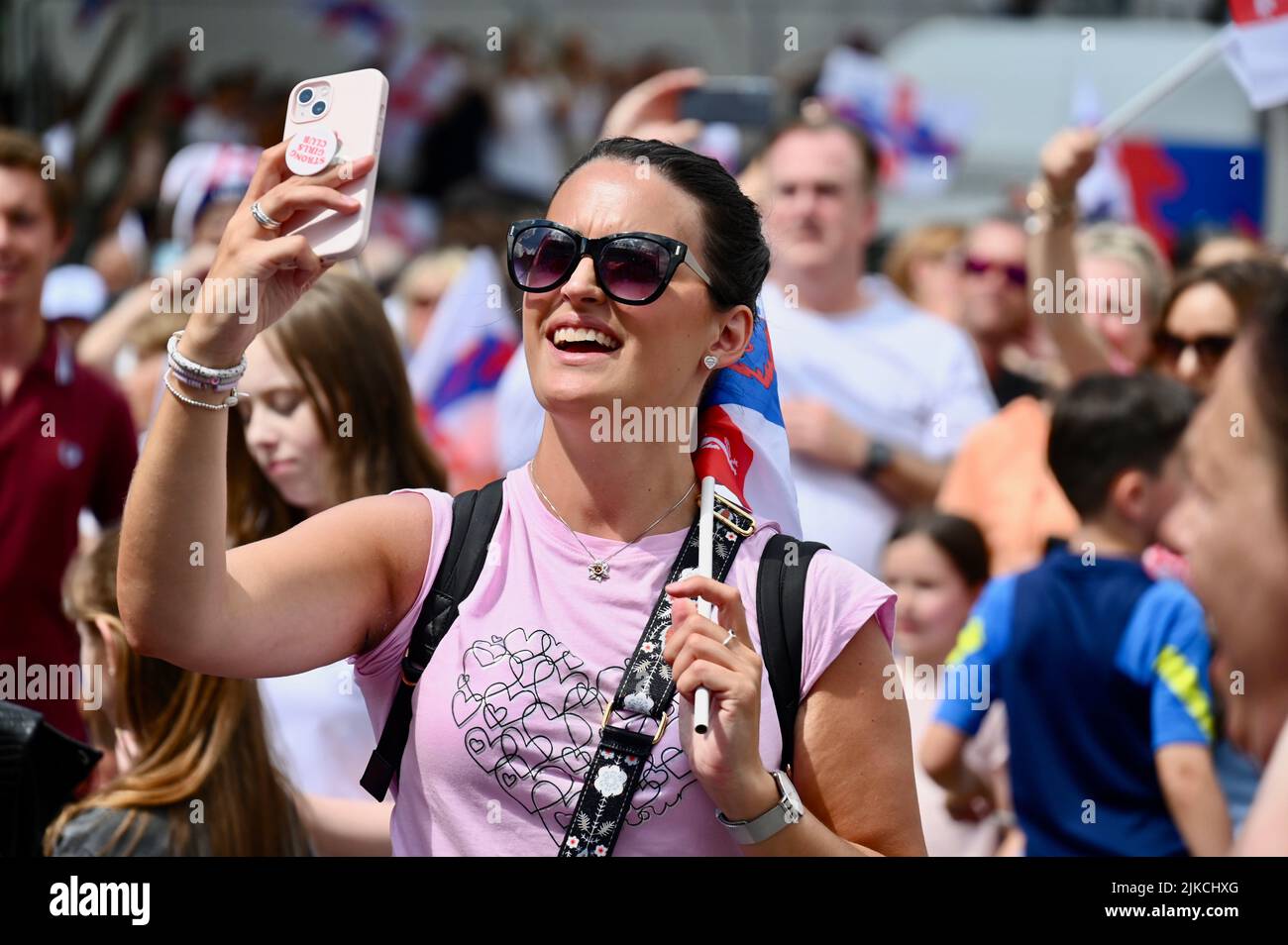 Londres, Reino Unido. Los hinchas de Inglaterra celebraron la victoria de la Eurocopa Femenina 2022 con los Lionesses en Trafalgar Square. Crédito: Michael melia/Alamy Live News Foto de stock