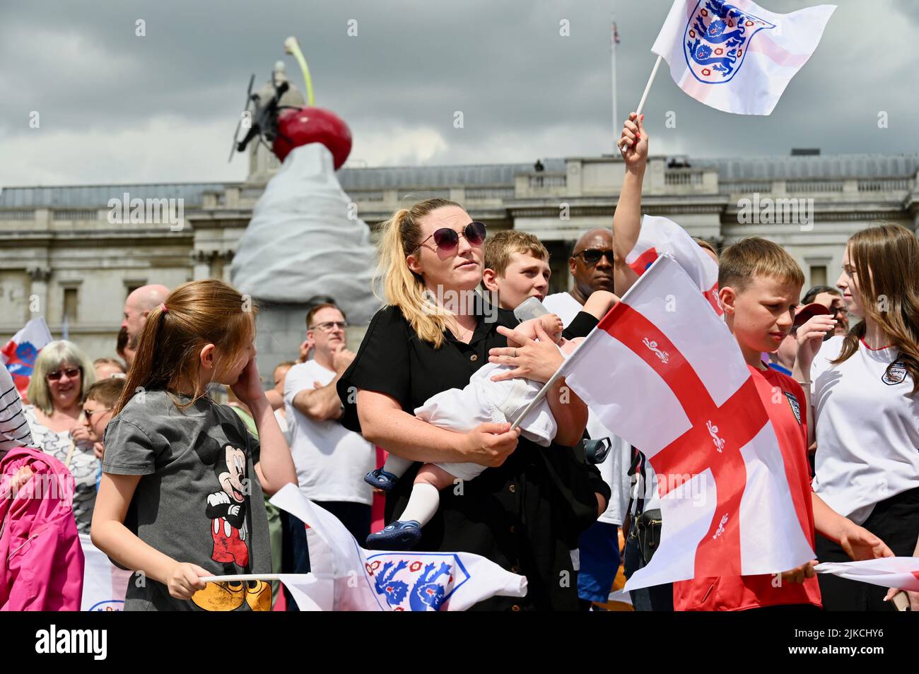 Londres, Reino Unido. Los hinchas de Inglaterra celebraron la victoria de la Eurocopa Femenina 2022 con los Lionesses en Trafalgar Square. Crédito: Michael melia/Alamy Live News Foto de stock
