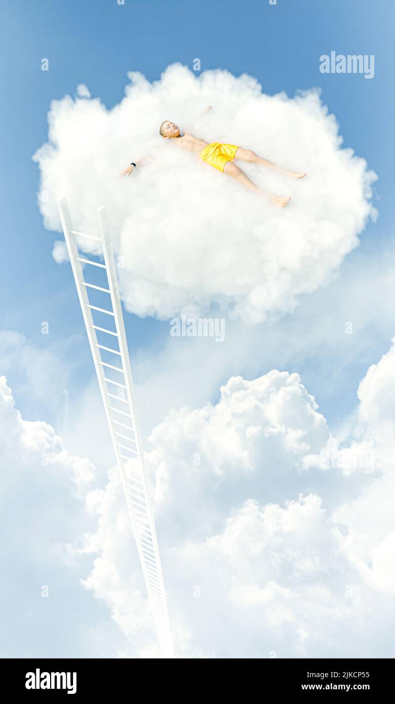 el niño se relaja tumbado en una nube a la que llega una larga escalera. Foto de stock