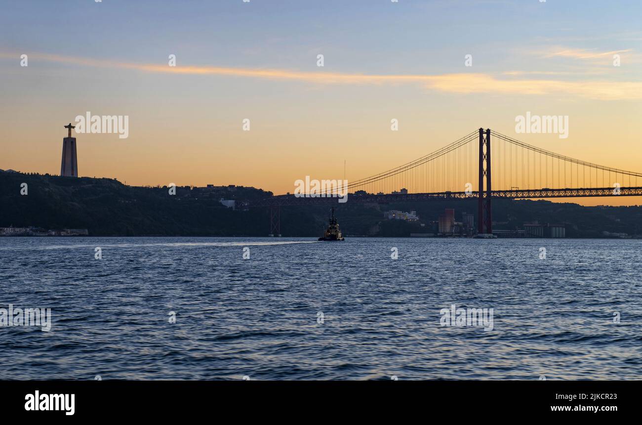 Navegación por el río Tajo en Lisboa al atardecer Foto de stock