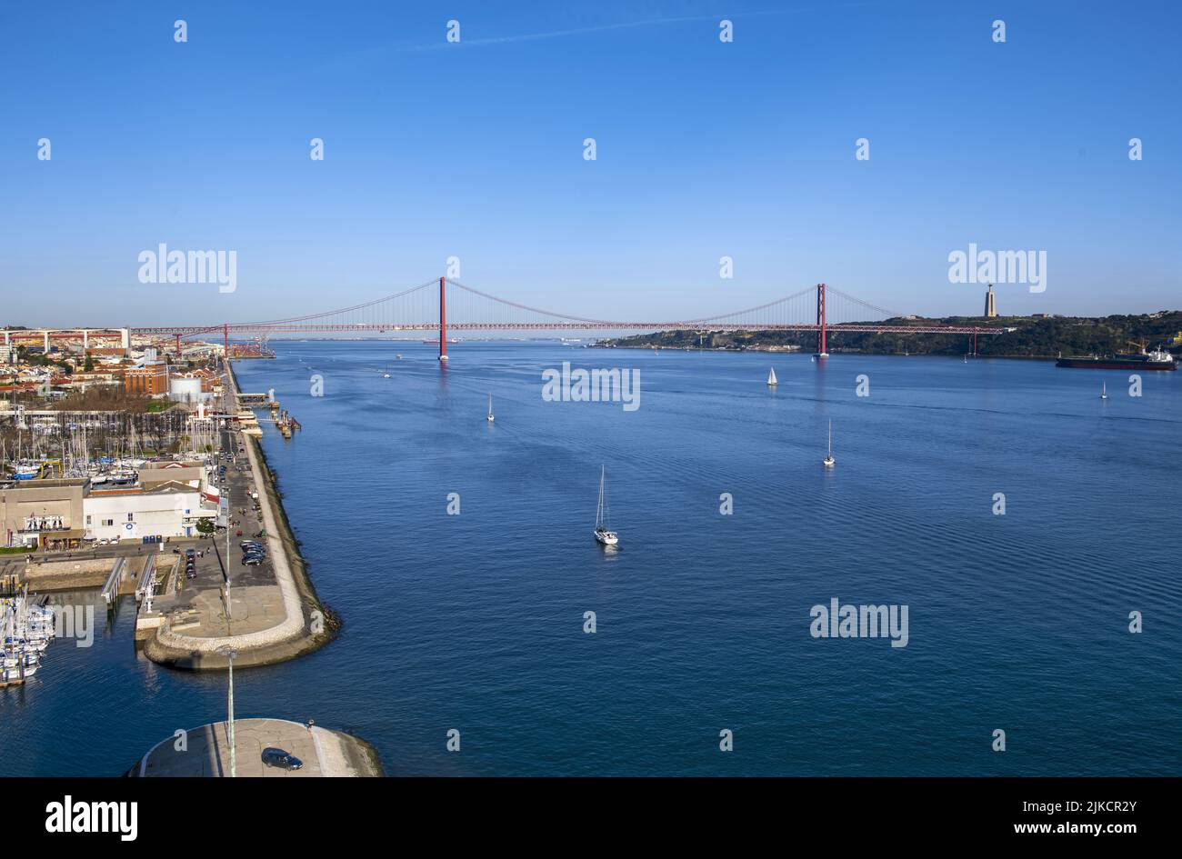 Navegación por el río Tajo en Lisboa Foto de stock