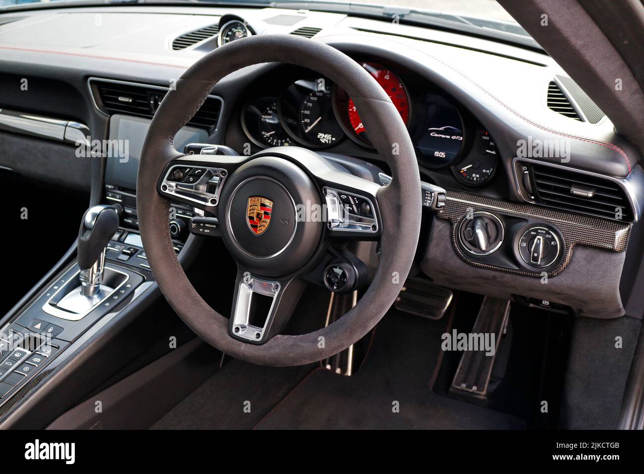 Detalle de la cabina del volante deportivo GT y el panel de instrumentos en un Porsche 911 Carrera GTS.interior Foto de stock