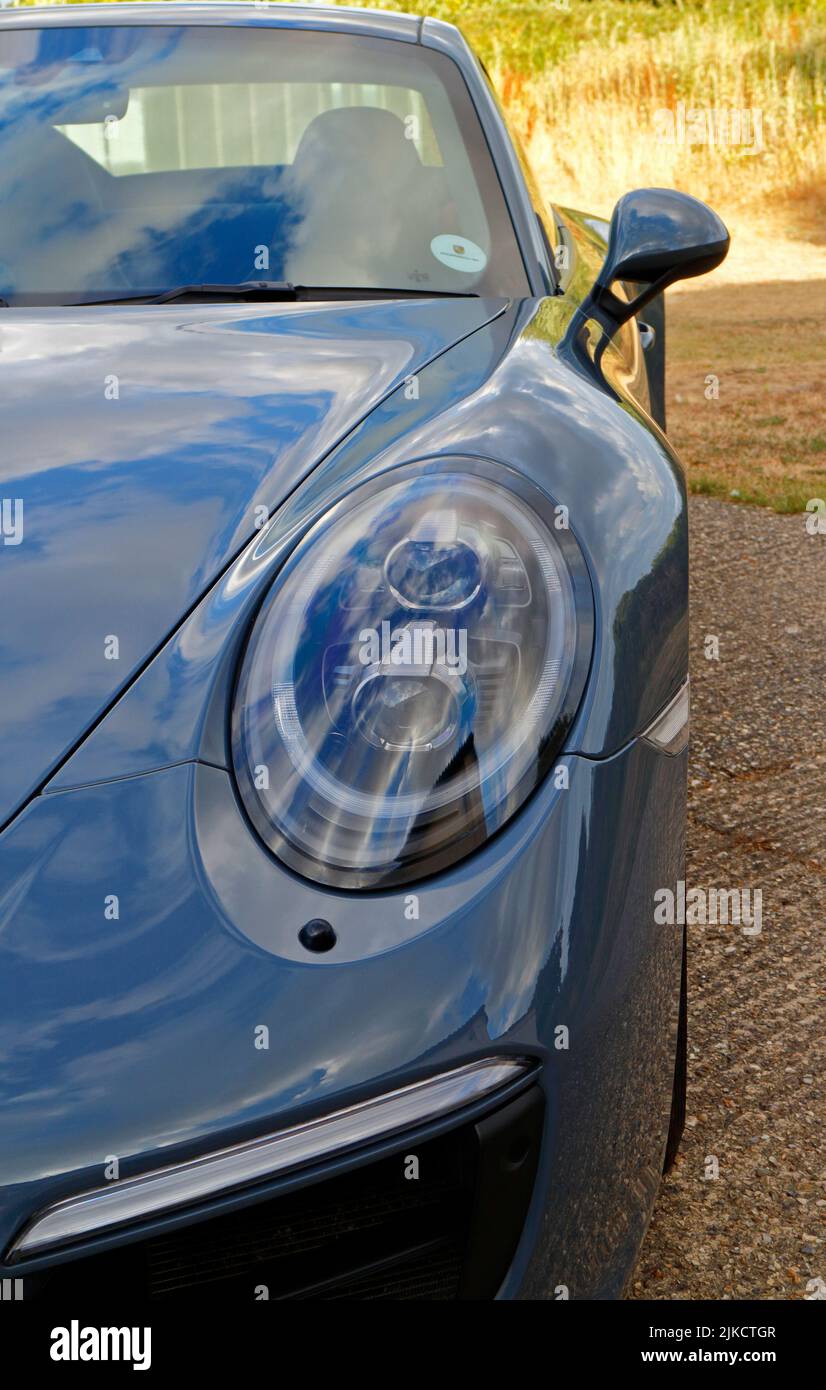 Detalle en el lado cercano con faro y espejo de ala de un Porsche 911 Carrera GTS. Foto de stock