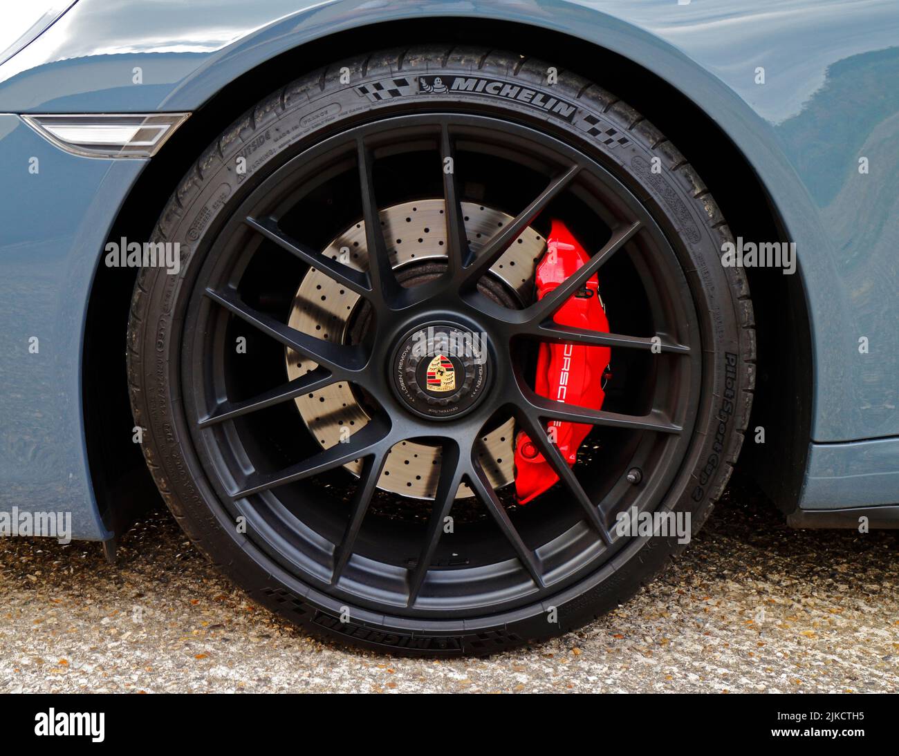 Detalle de una rueda de aleación de diseño Porsche 911 Carrera GTS RS Spyder con pinza de freno roja Foto de stock