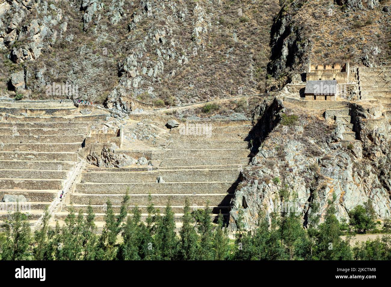 Almacenes y terrazas agrícolas, ruinas incas de Ollantaytambo, Ollantaytambo, Urubamba, Cusco, Perú Foto de stock