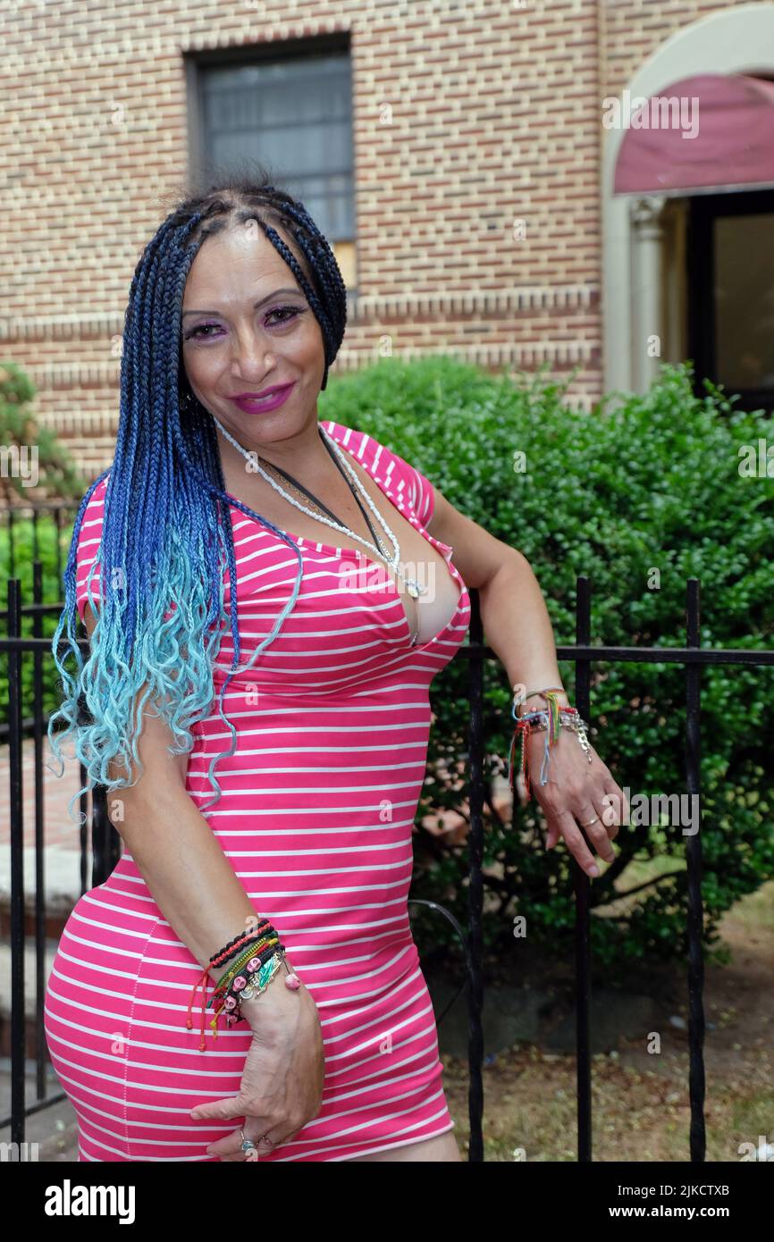 Una atractiva mujer trans de Guatemala con largas miradas de blues. En Transfest 2022 en Jackson Heights, Queens, Nueva York Foto de stock