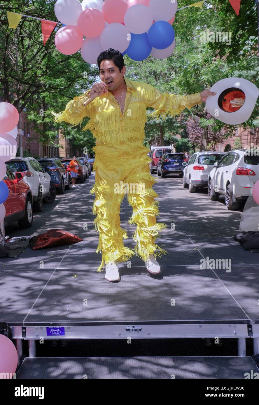 El cantante Randy Valverde actúa en el escenario en el Trans Fest en la calle 83rd en Jackson Heights, Queens, Nueva York. Foto de stock