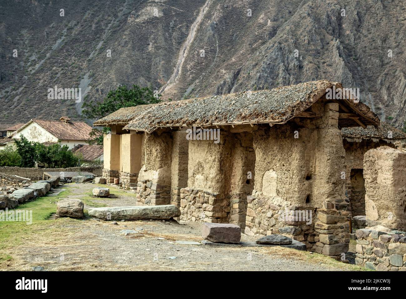 Estructuras cubiertas de paja, ruinas incas de Ollantaytambo, Ollantaytambo, Urubamba, Cusco, Perú Foto de stock