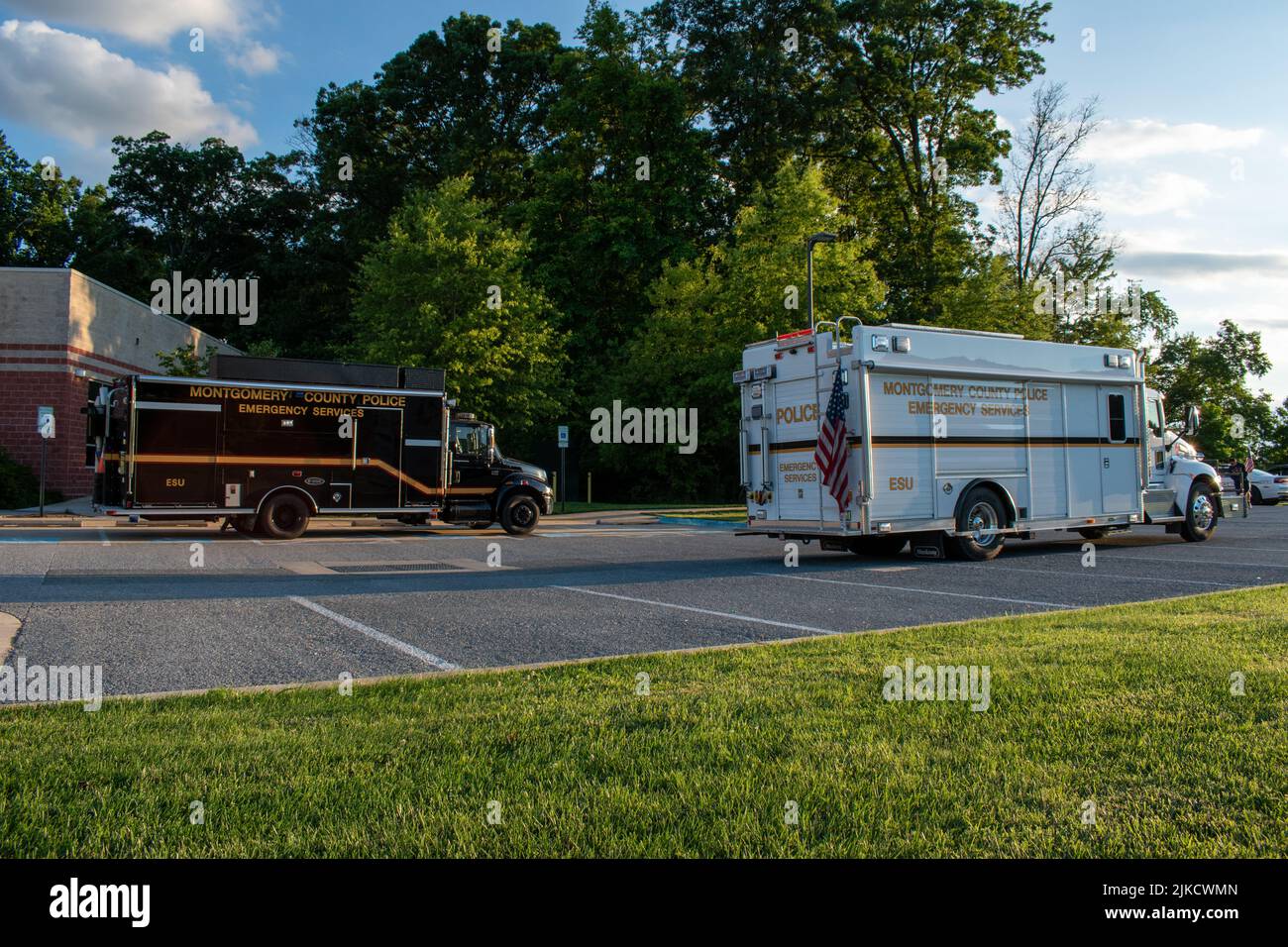 Rockville, Md. - 1 de julio de 2020: Los vehículos de los Servicios de Emergencia de la Policía del Condado de Montgomery, Maryland (SWAT) se encuentran cerca de una barricada con un individuo armado. Foto de stock