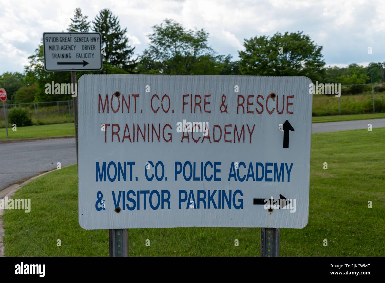 Rockville, Md. - 26 de junio de 2020: Un letrero apagado permanece en la entrada de la vieja Academia de Entrenamiento de Seguridad Pública en el Condado de Montgomery, Maryland. la aca Foto de stock