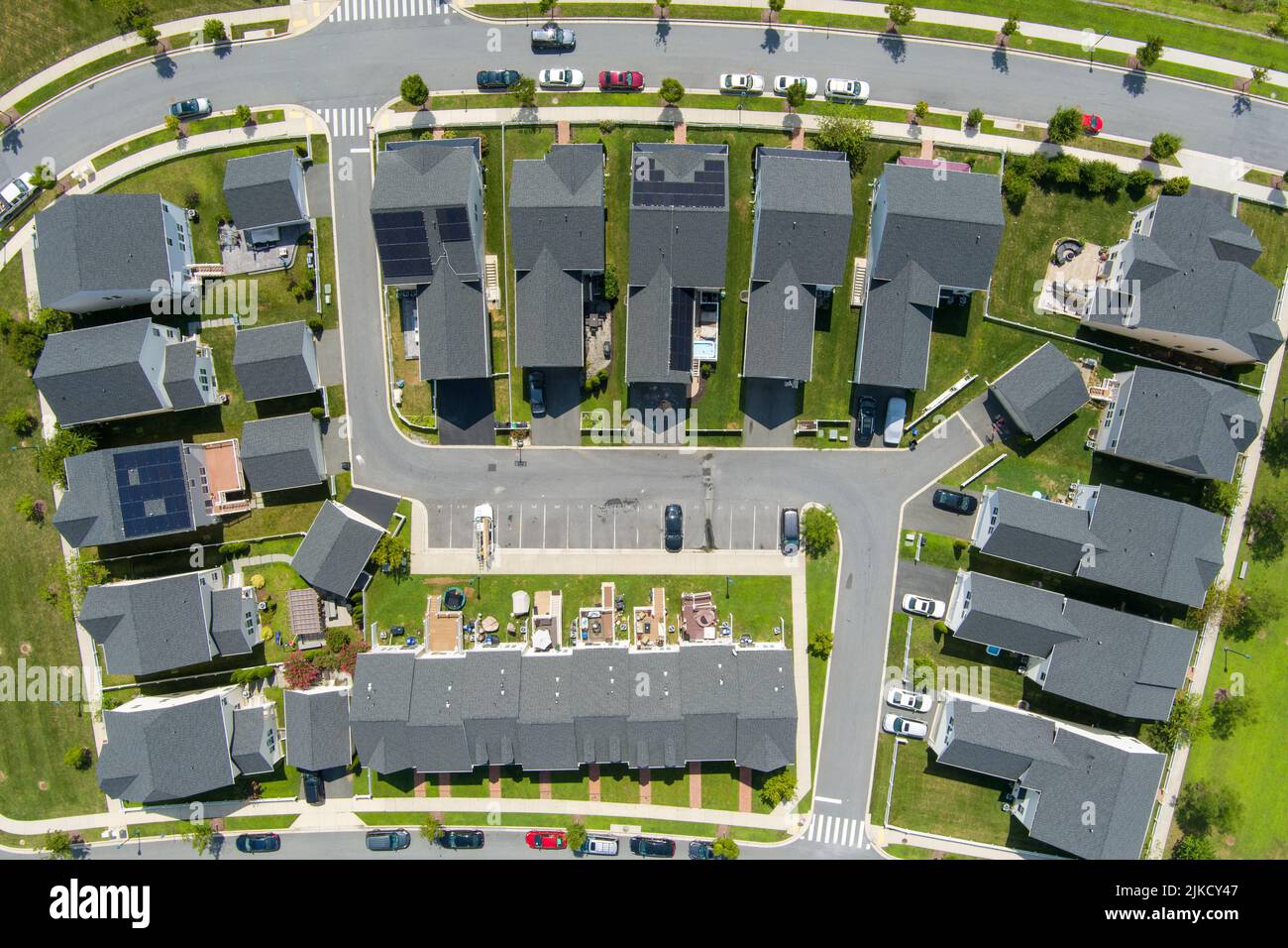 Vista aérea de casas en la subdivisión de Greenway Village de Clarksburg, Montgomery County, Maryland. Varias de las casas están equipadas con energía solar Foto de stock